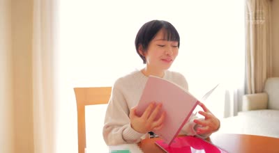 IPSE-012 小松本果 AVデビュー【寢取られSEX卒論】インテリ系女子大生がAV出演。彼氏に內緒でガチイキNTR性交。